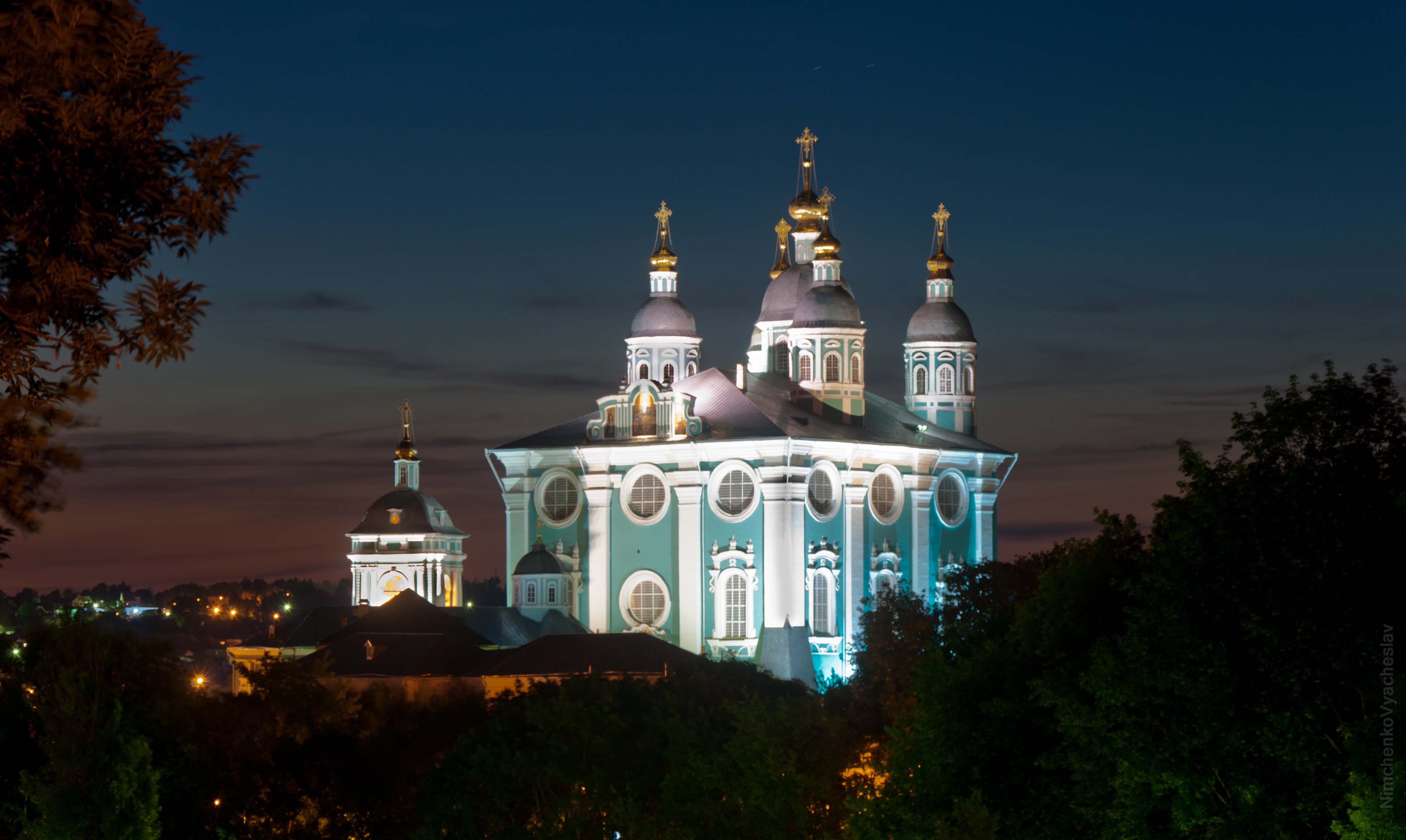 Фотография Успенскоко собора в Смоленске на рассвете, в хорошем качестве