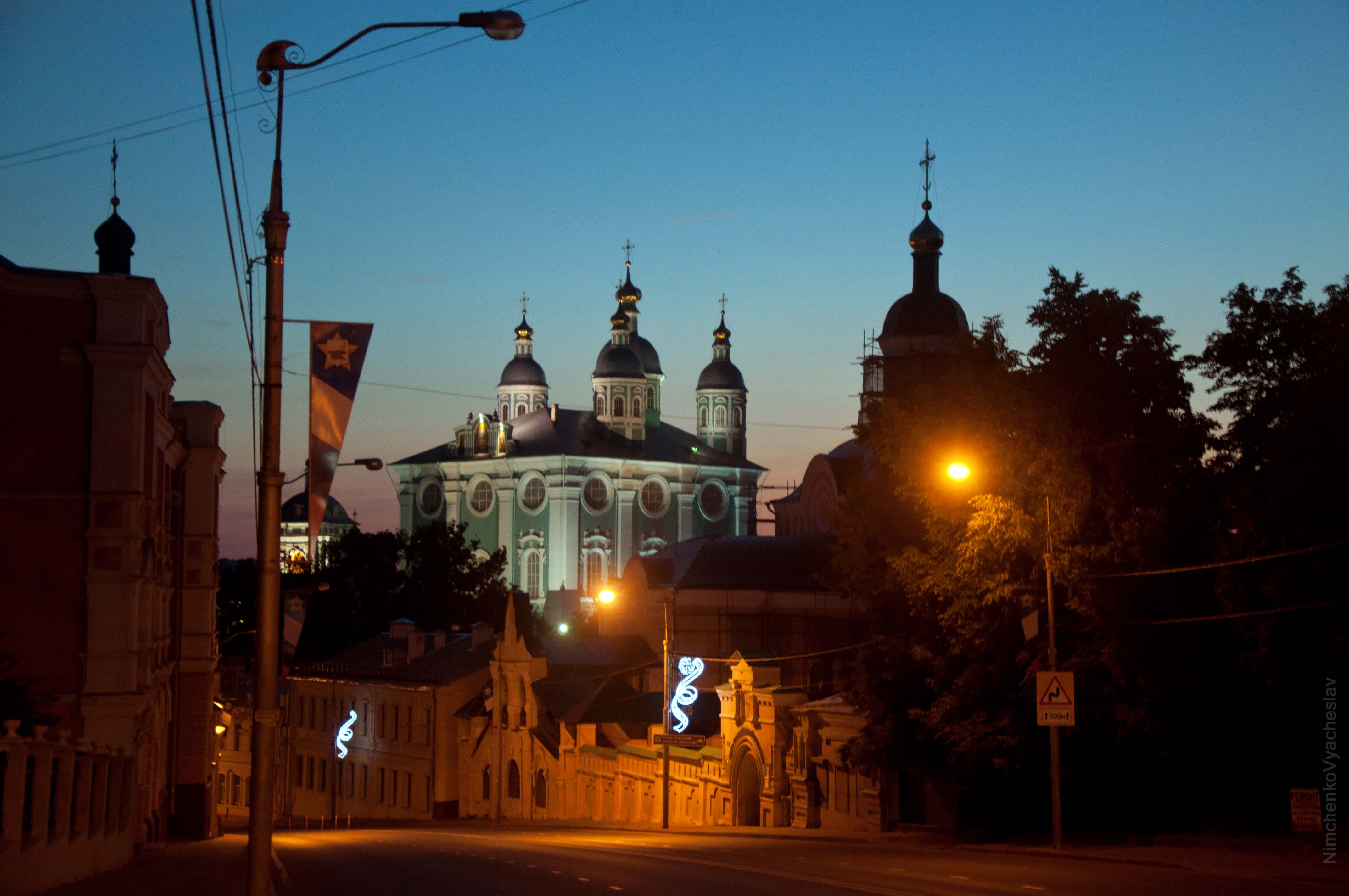 Вид на Успенский собор в Смоленске с улицы Большая Советская