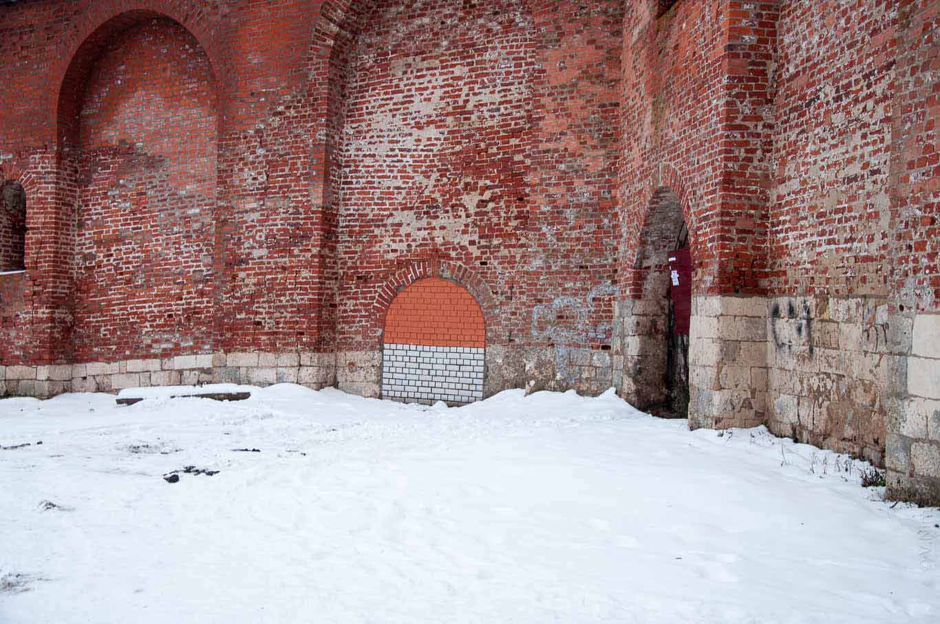 Заложенный кирпичом вход на Смоленскую крепостную стену.